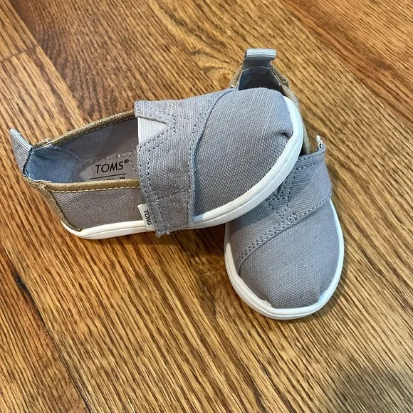 Kids Toms Shoes. Size 5. Never Worn. - Picture 2 of 10